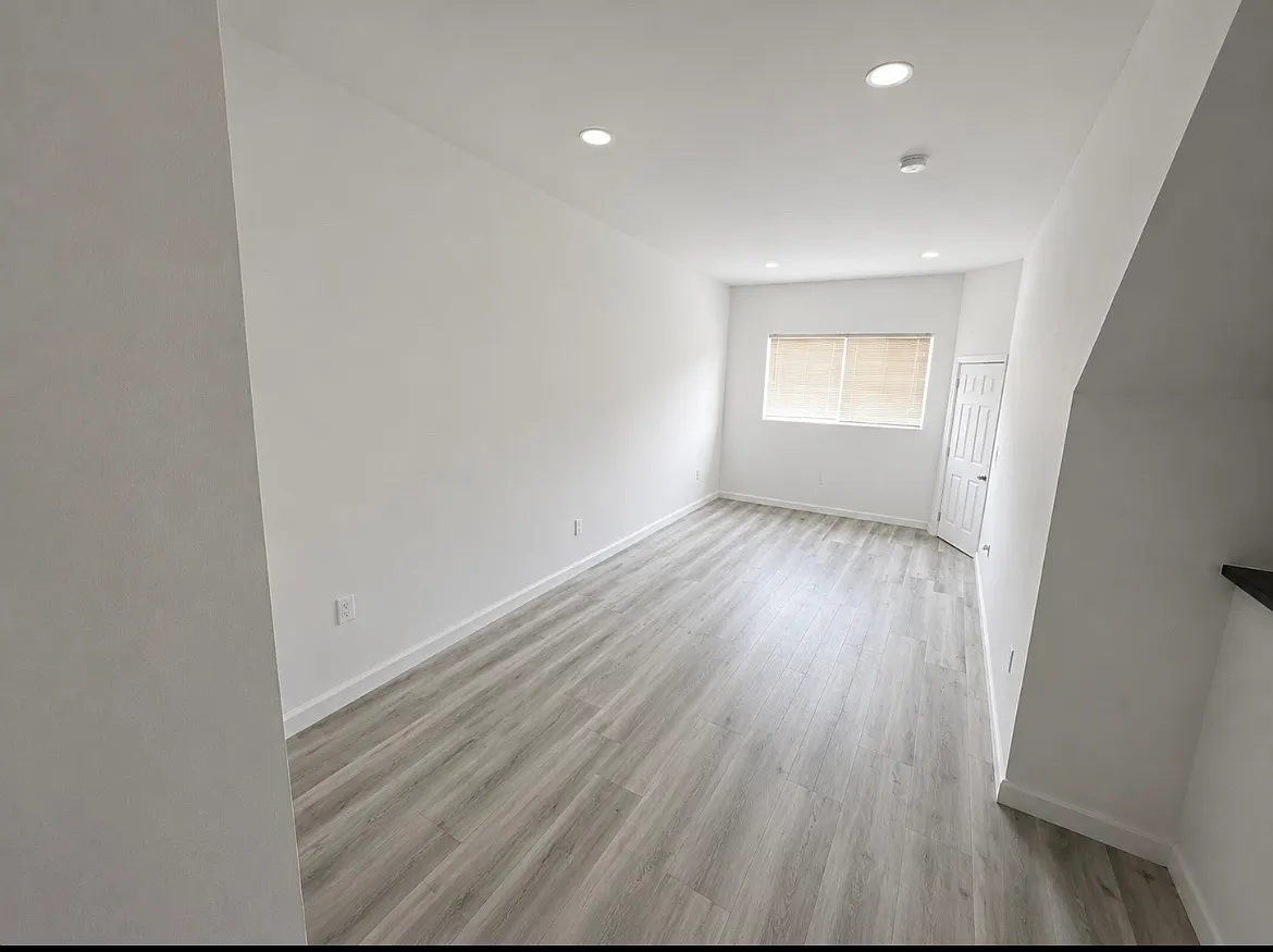 1 bed, 725 sqft, $2,472 — Photo 3