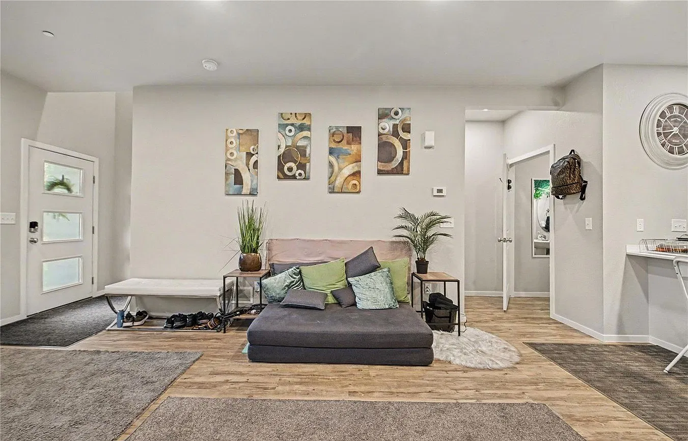 3 bed, 2.5 bath, 1902 sqft, $2,400 — Photo 4
