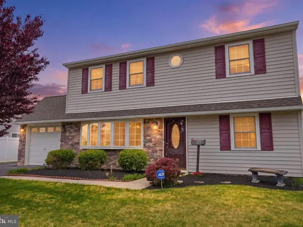 55 Canoe Birch Rd, Levittown, PA 19057