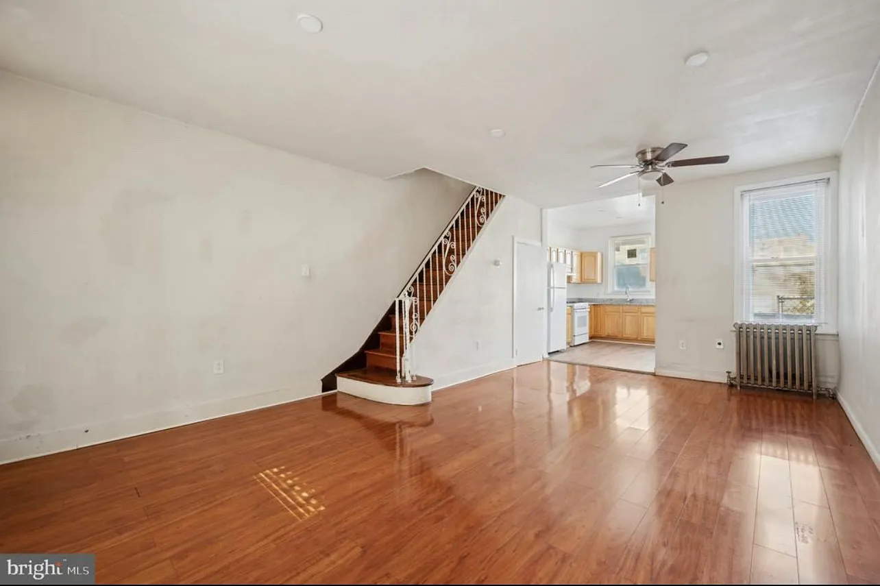 1043 W Russell St — Photo 4