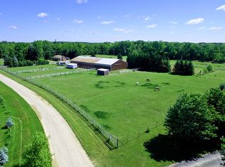 7950 Trotters Ln, Whitmore Lake, MI 48189