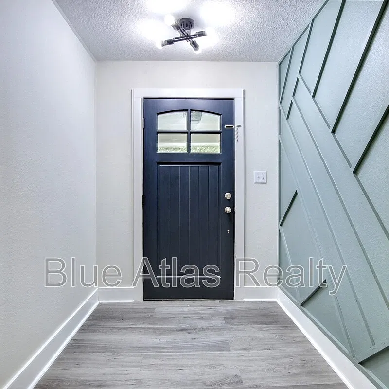 3 bed, 3.0 bath, 2346 sqft, $2,695 — Photo 2