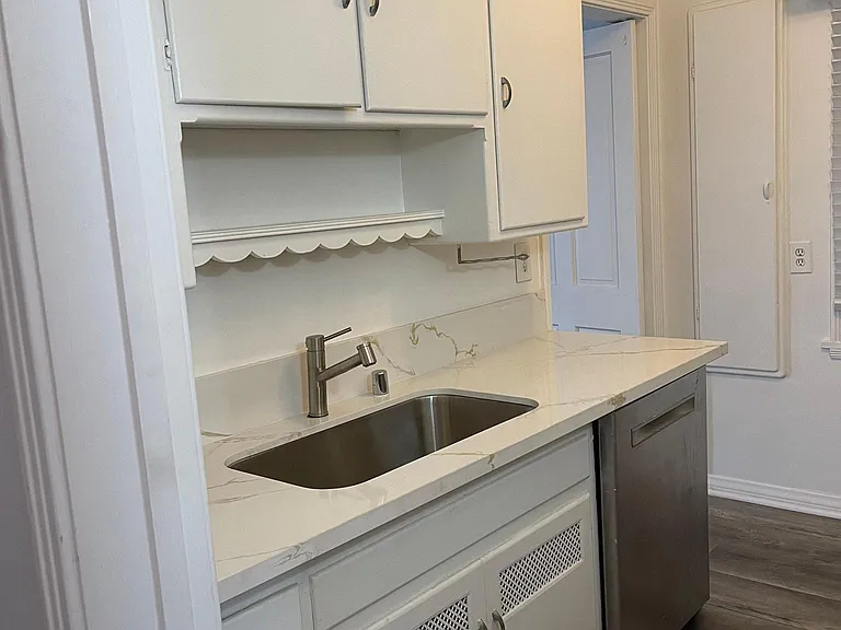 112 N Edgemont St — Photo 19
