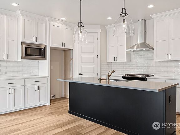 4th image of 18580 Sawgrass Way NE