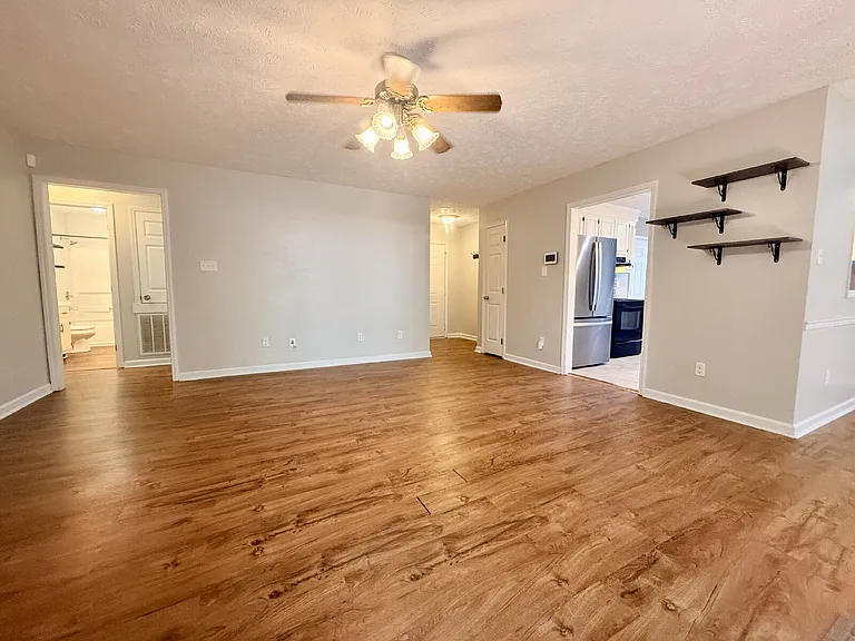 146 Greentree Dr — Photo 6