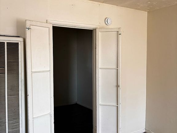 5th image of 528 W Howe St