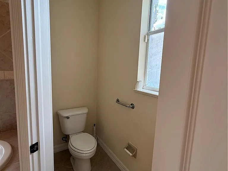 217 NE 21st Pl — Photo 10