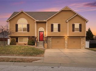 2000 Parkview Dr, Raymore, MO 64083