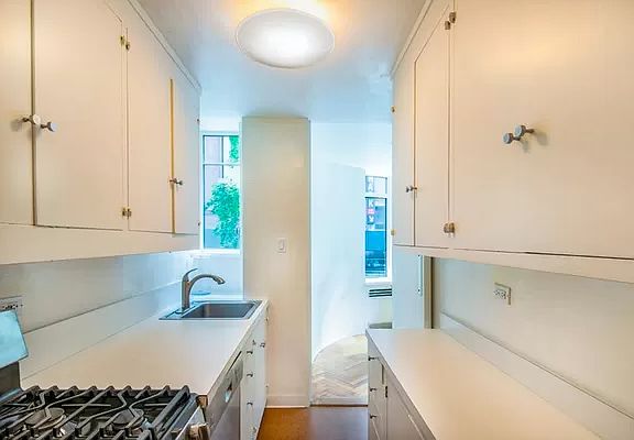 4th image of 24 W 55th St APT 2C