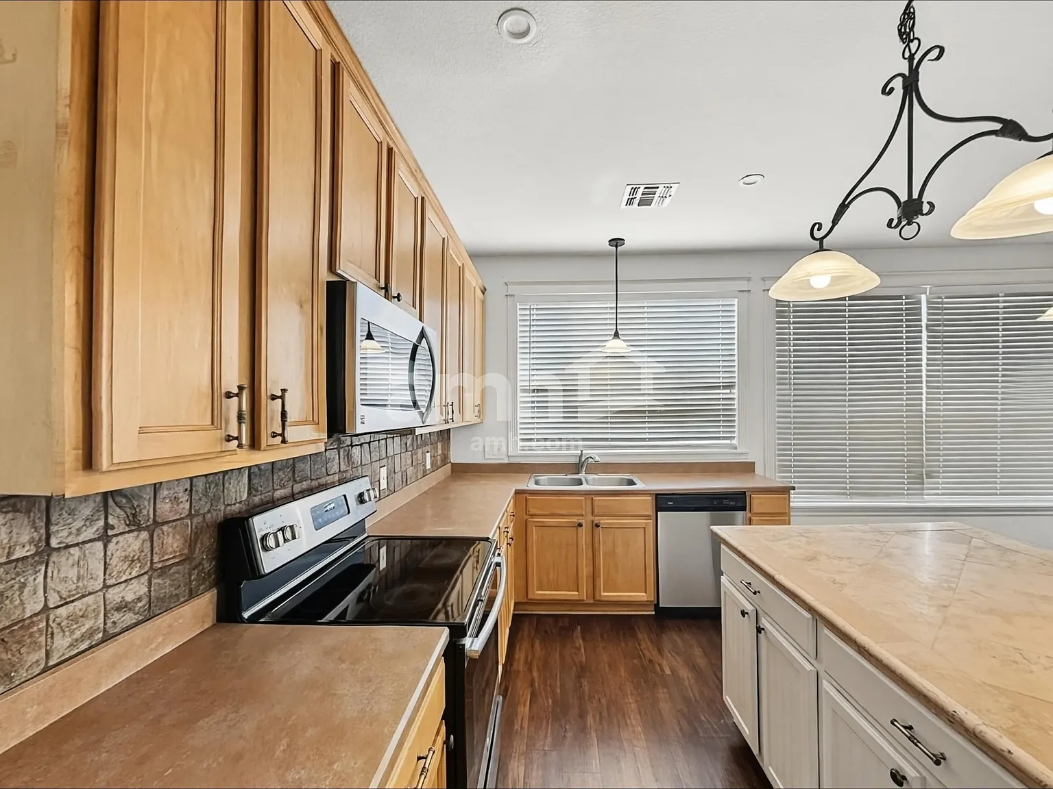5 bed, 3.0 bath, 2770 sqft, $2,995 — Photo 4