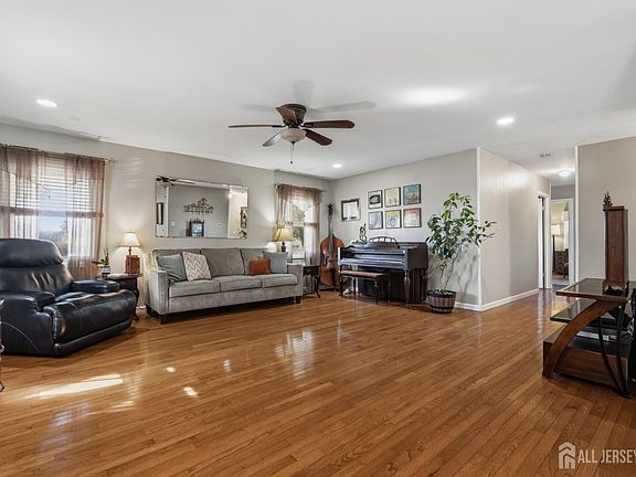 3rd image of 27 Summerall Rd