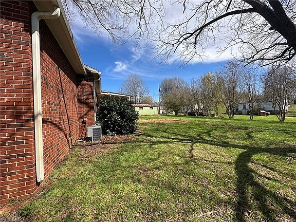 4th image of 2827 Glenview Dr