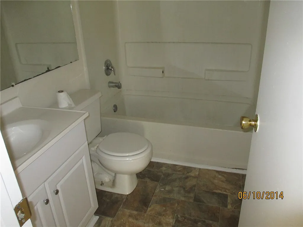 220 Elm St — Photo 2