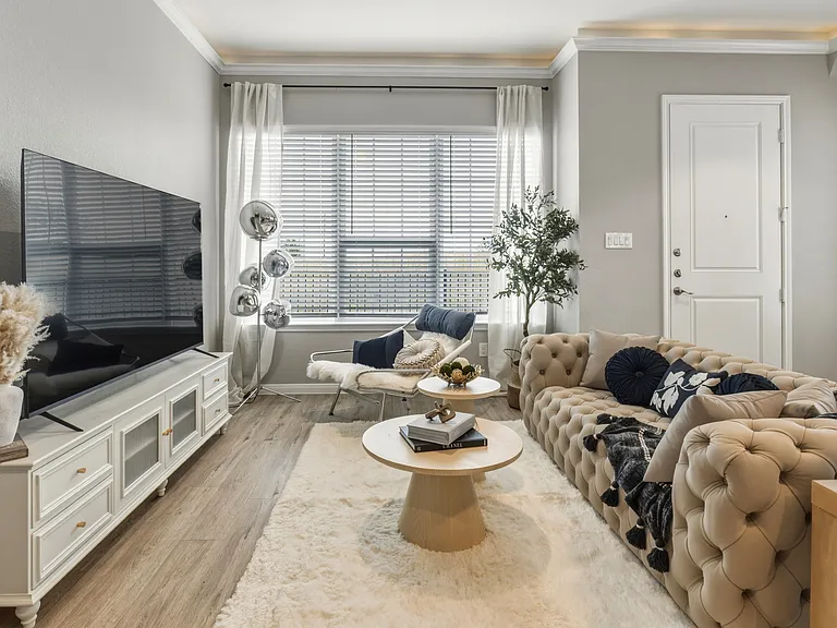 Living Room with Crown Molding (Plan 4201)