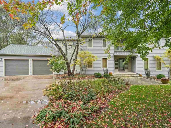 17 Briar Ridge Dr NE, Iowa City, IA 52240