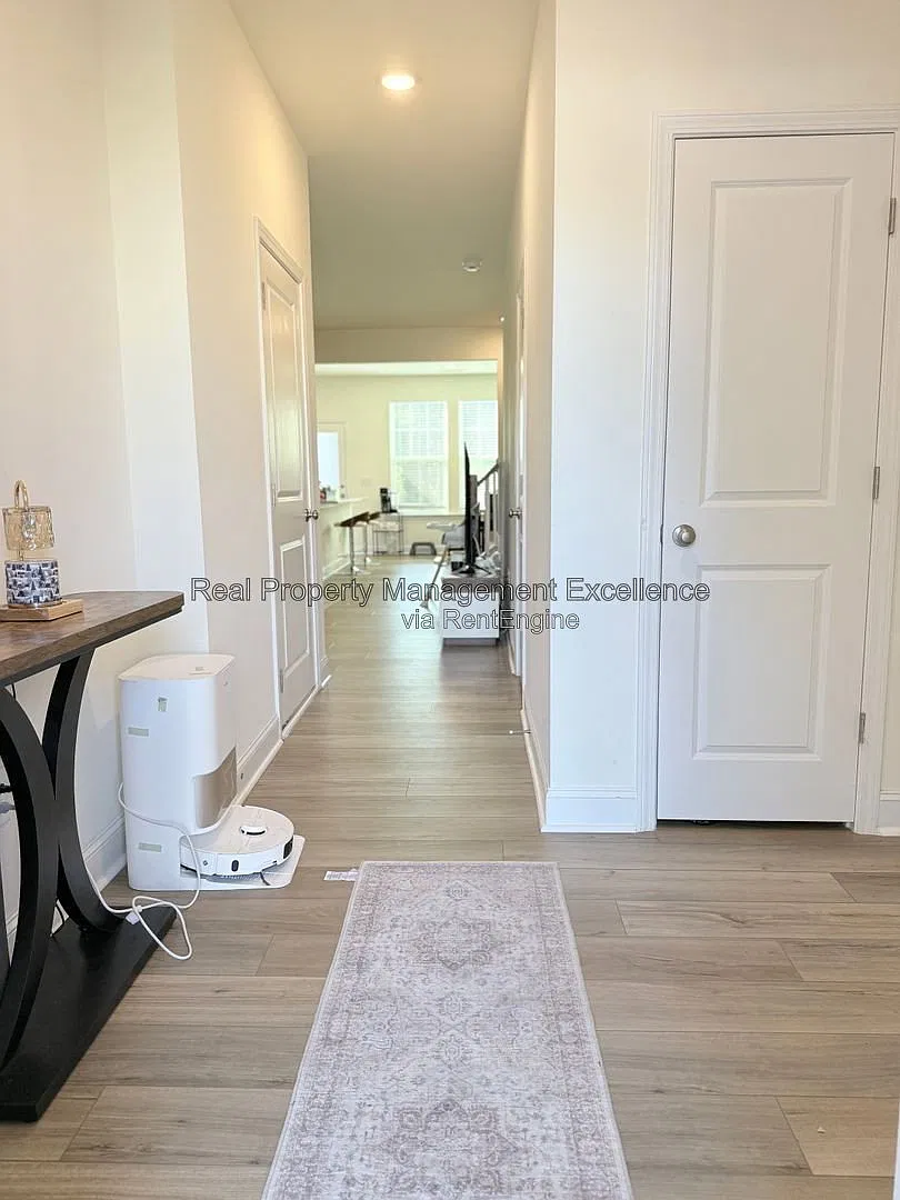 3 bed, 2.5 bath, 1570 sqft, $2,100 — Photo 2