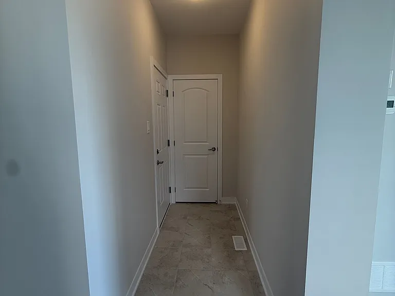 286 Les Emmerson Dr S — Photo 10