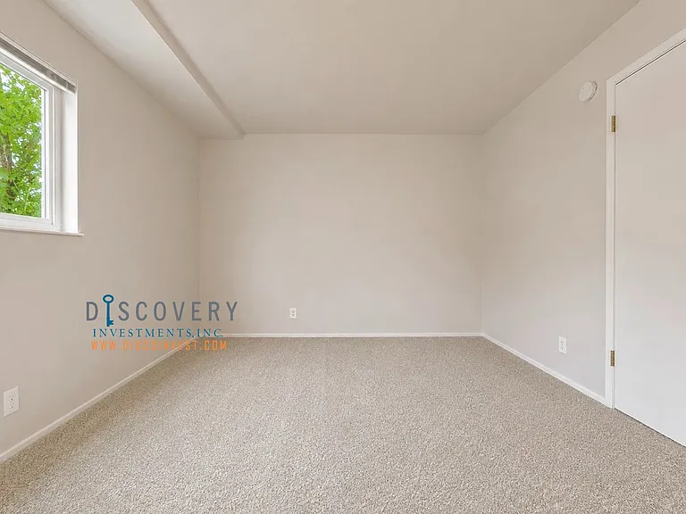 Bancroft Ave. 562 — Photo 15