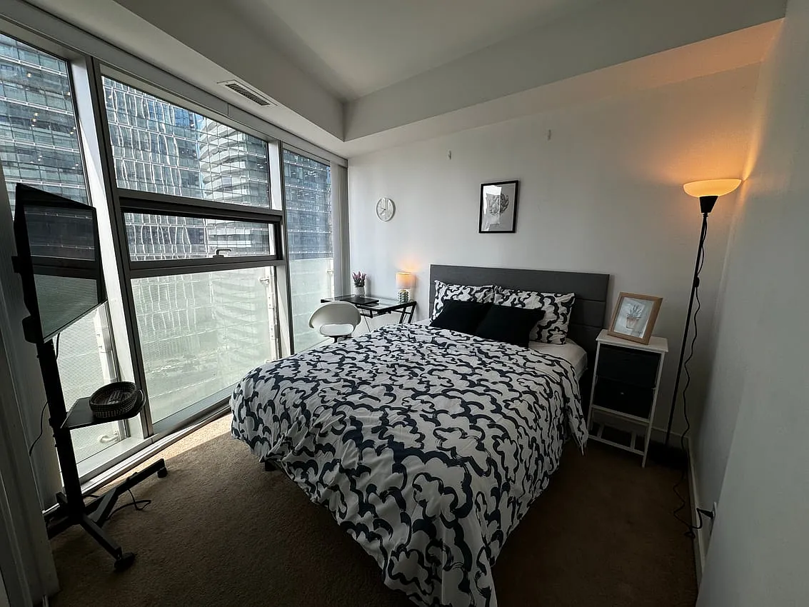 Deluxe Room - York St & Bremner Blvd — Photo 1