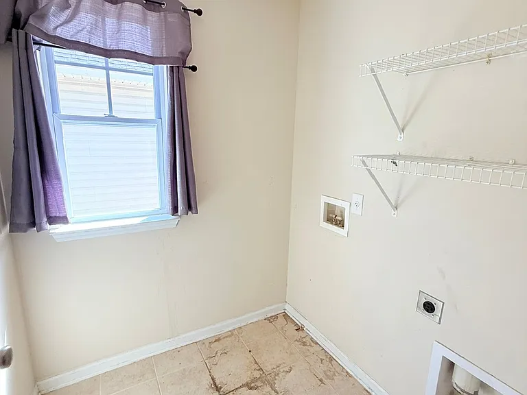 915 Oglethorpe Dr — Photo 3