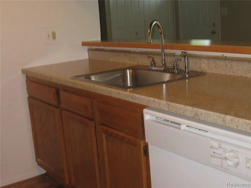 3 bed, 1.5 bath, 1200 sqft, $1,650 — Photo 3
