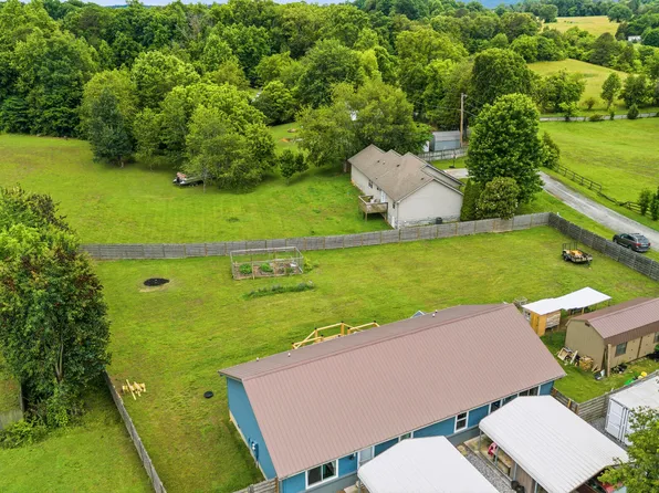 215 & 217 Carr Rd, Seymour, TN 37865