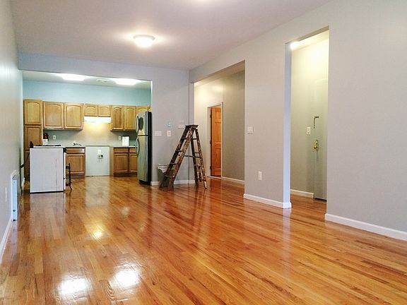 4th image of 580 Leonard St