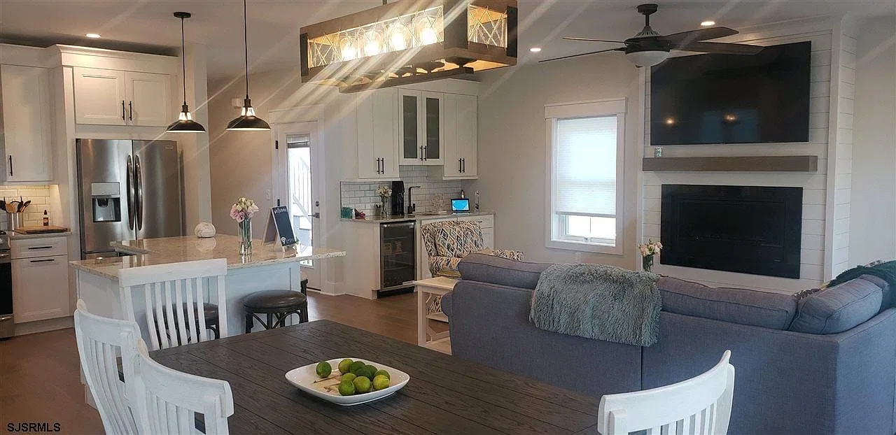 4 bed, 3.0 bath, $25,000 — Photo 2