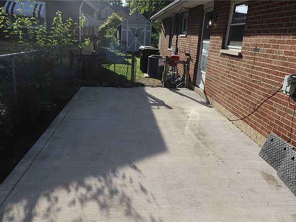 3rd image of 2750 Winton Dr