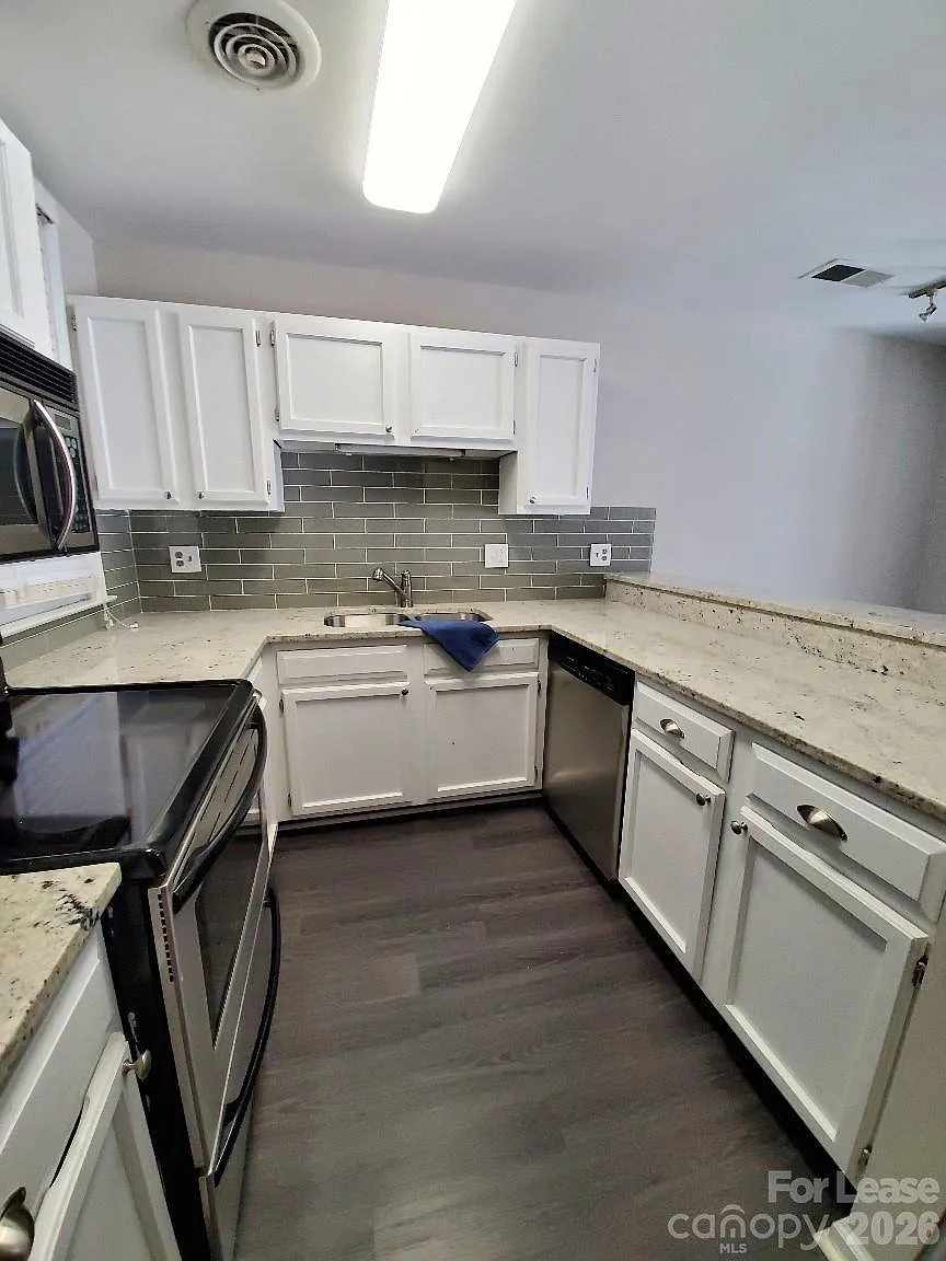 2 bed, 2.0 bath, 984 sqft, $1,950 — Photo 3