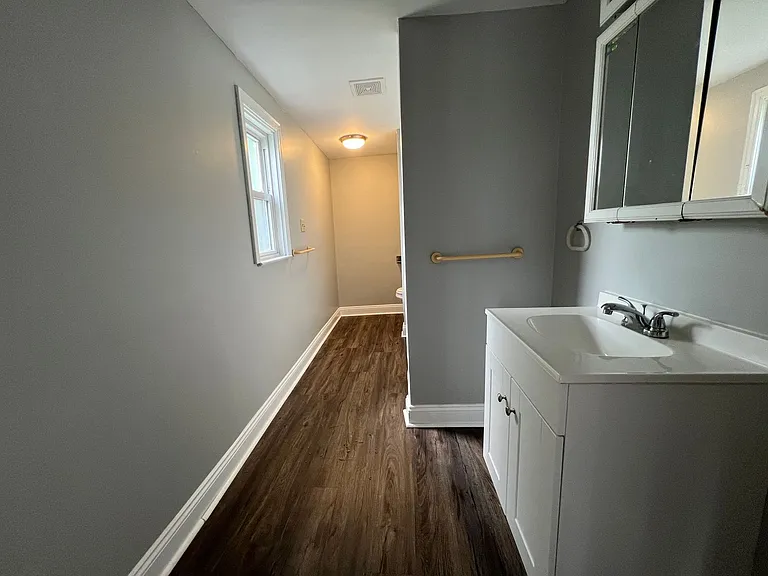 218 Mary St — Photo 8