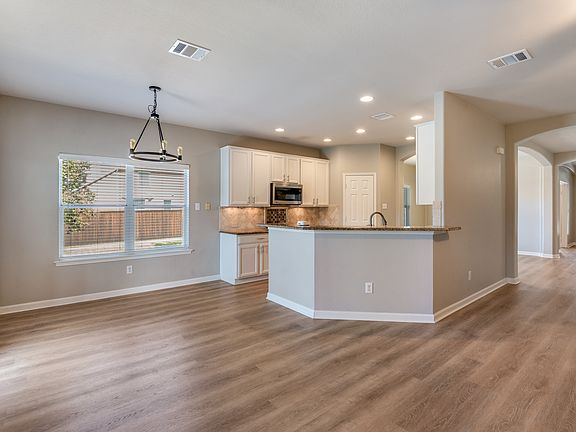 5th image of 8483 Davis Dr