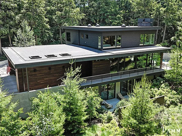 389 Dunegrass Circle Dr, Saugatuck, MI 49453