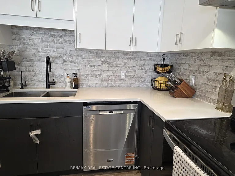 36 Queensbrook Cres — Photo 12