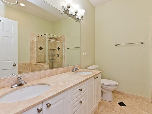 3rd image of 928 W Cuyler Ave #2