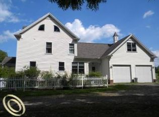 9697 Chase Lake Rd, Fowlerville, MI 48836