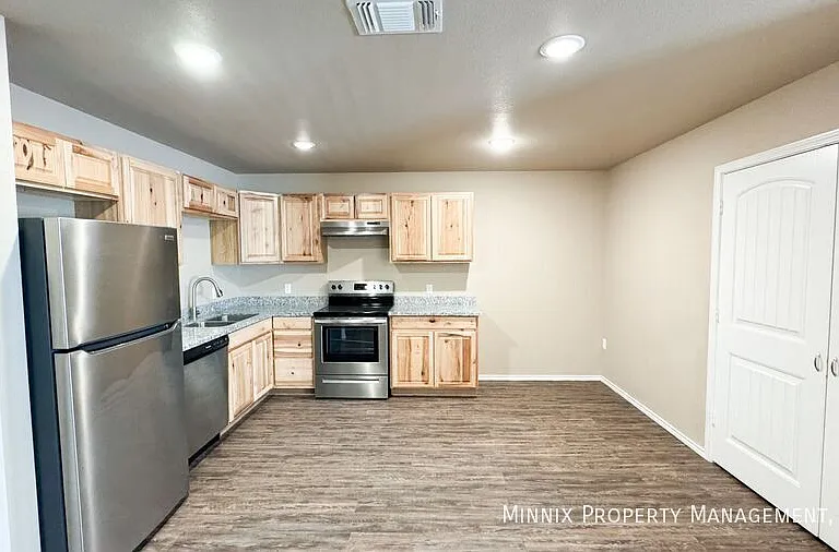 2406 N Avenue O — Photo 2