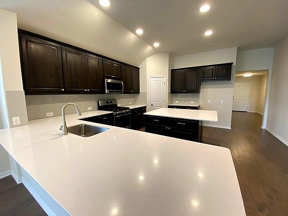 3rd image of 912 Zacarias Dr