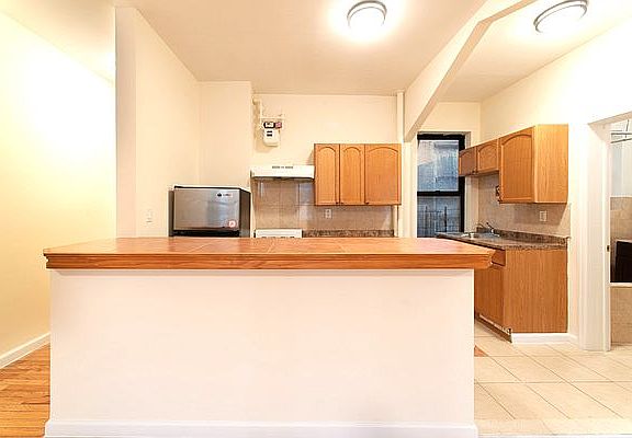 4th image of 561 Lenox Ave #19B
