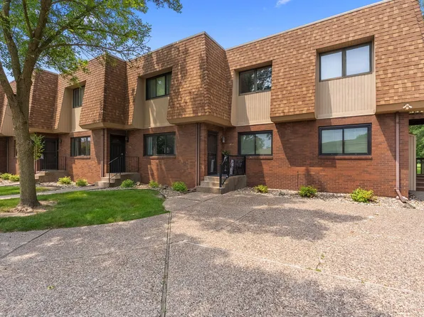 2236 Fareway Dr APT 104, Muscatine, IA 52761