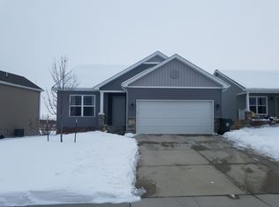 1512 Hummingbird Cir, Waterloo, IA 50702