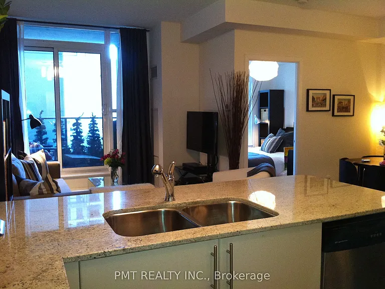 18 Harbour St #301 — Photo 6