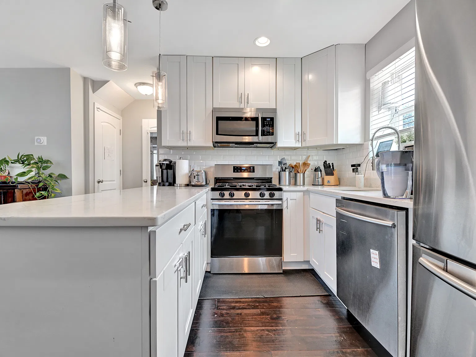 3 bed, 3.5 bath, 1896 sqft, $3,400 — Photo 3