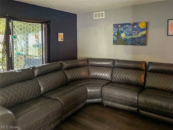 2nd image of 835 Cynthia Ct