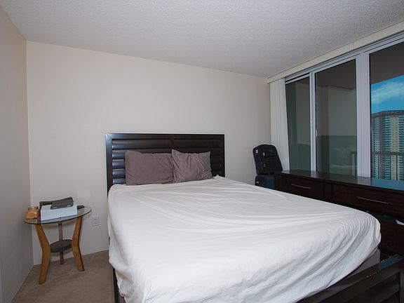 4th image of 801 King St APT 3506
