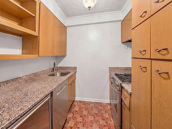 5th image of 165 E 32nd St APT 14B