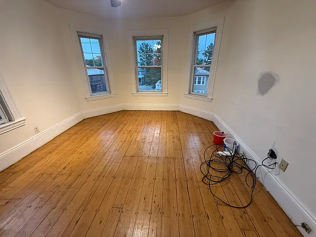 4 bed, 9999 sqft, $2,900 — Photo 2