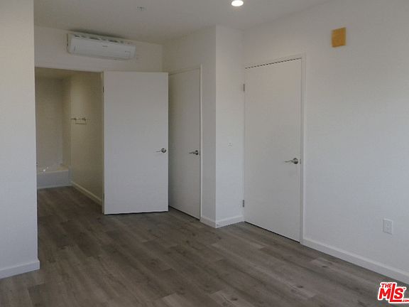 4th image of 1019 S Catalina St #212
