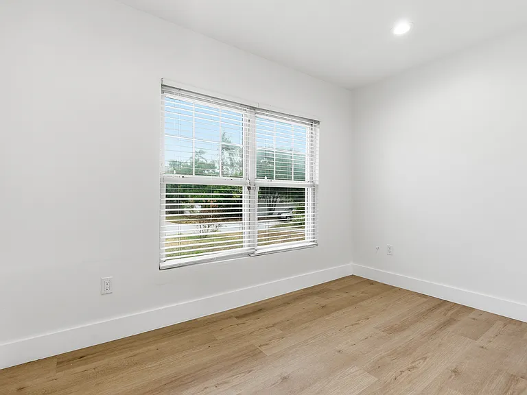 327 Sunny Ln — Photo 11