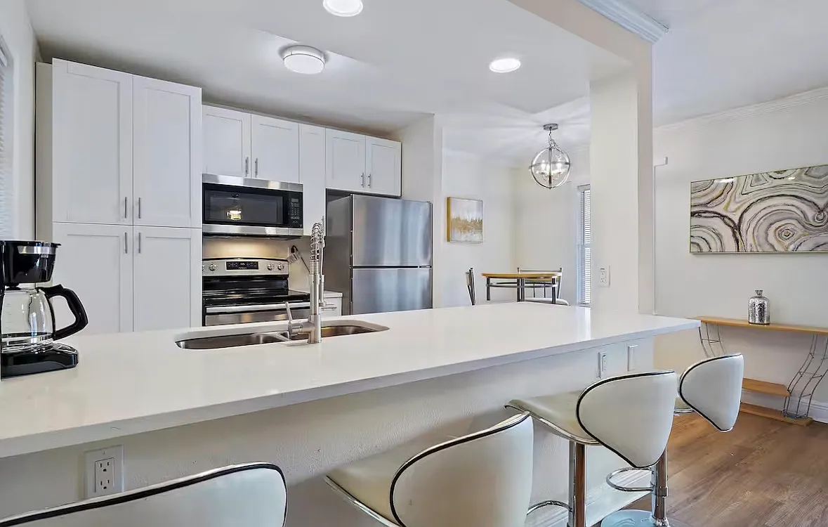 2 bed, 1000 sqft, $3,000 — Photo 2